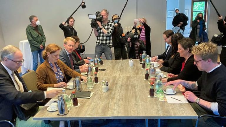 Die Vertreter der CDU sowie der Grünen sitzen bei den Sondierungsgesprächen zur Bildung einer neuen Regierung in Schleswig-Holstein.