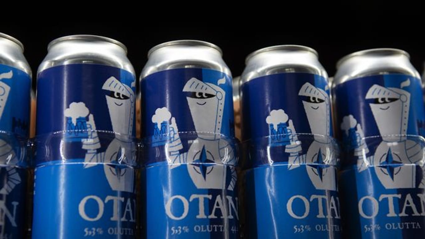 Bierdosen der Olaf Brewing Company der Marke Otan (Nato).