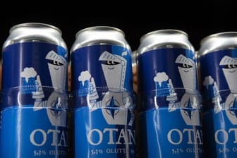 Bierdosen der Olaf Brewing Company der Marke Otan (Nato).