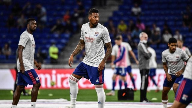 Lyons Jerome Boateng (M) wärmt sich vor einem Spiel auf.