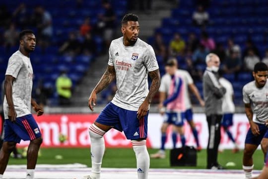 Lyons Jerome Boateng (M) wärmt sich vor einem Spiel auf.