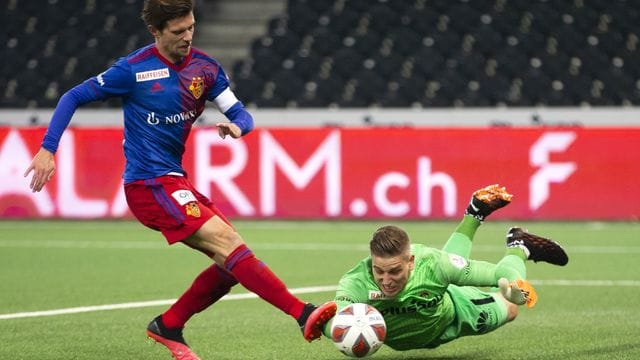 Basels Valentin Stocker (l) hat seine Profikarriere als Fußballer nach 15 Jahren beendet. Basels Valentin Stocker (l) hat seine Profikarriere als Fußballer nach 15 Jahren beendet.