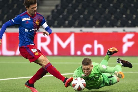 Basels Valentin Stocker (l) hat seine Profikarriere als Fußballer nach 15 Jahren beendet.