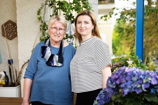 Bevor Olha (r) zu ihrer Gastgeberin Ulla nach Berlin-Friedenau kam, wohnte sie in einer Erstaufnahmeeinrichtung auf dem Gelände einer ehemaligen Nervenklinik in Berlin-Reinickendorf.