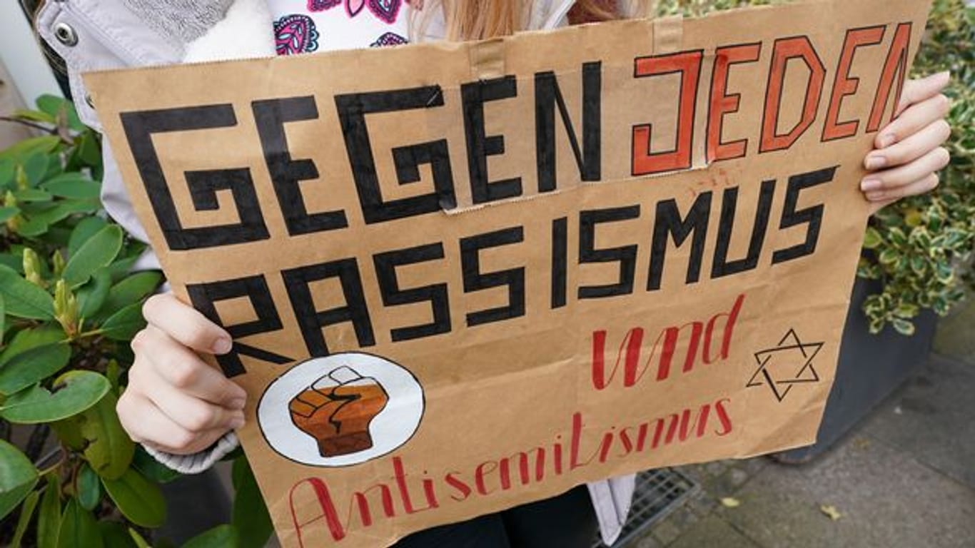 Ein Plakat bei einer Demonstration gegen Rassismus in Halle.