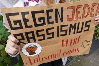 Ein Plakat bei einer Demonstration gegen Rassismus in Halle.