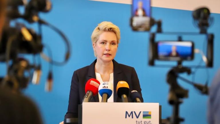 Manuela Schwesig (SPD), Ministerpräsidentin von Mecklenburg-Vorpommern, beantwortet bei einer Pressekonferenz in Schwerin die Fragen von Journalisten.
