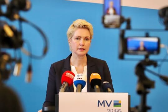 Manuela Schwesig (SPD), Ministerpräsidentin von Mecklenburg-Vorpommern, beantwortet bei einer Pressekonferenz in Schwerin die Fragen von Journalisten.