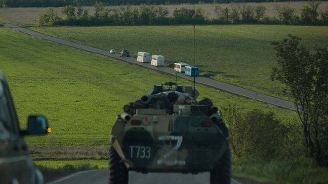 Busse mit ukrainischen Soldaten, die aus dem belagerten Stahlwerk Azovstal in Mariupol evakuiert wurden, fahren in Begleitung russischer Militärfahrzeuge zu einem Gefängnis in der "Volksrepublik" Donezk.