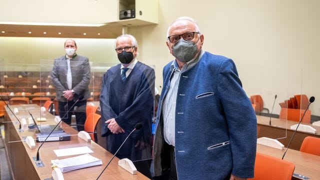 Anton Roiderer (r), der langjährige Sprecher der Wiesn-Wirte, im Amtsgericht München. Anton Roiderer (r), der langjährige Sprecher der Wiesn-Wirte, im Amtsgericht München.