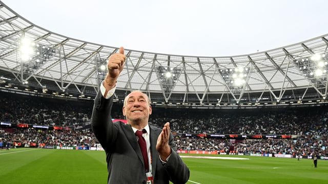 Präsident Peter Fischer von Eintracht Frankfurt grüßt das Publikum.