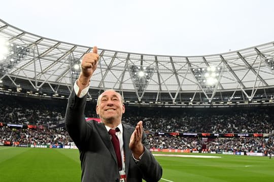 Präsident Peter Fischer von Eintracht Frankfurt grüßt das Publikum.