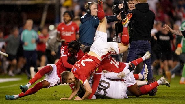Die Spieler von Nottingham Forest feiern nach dem Sieg gegen Sheffield United. Die Spieler von Nottingham Forest feiern nach dem Sieg gegen Sheffield United.