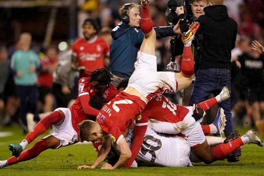 Die Spieler von Nottingham Forest feiern nach dem Sieg gegen Sheffield United.