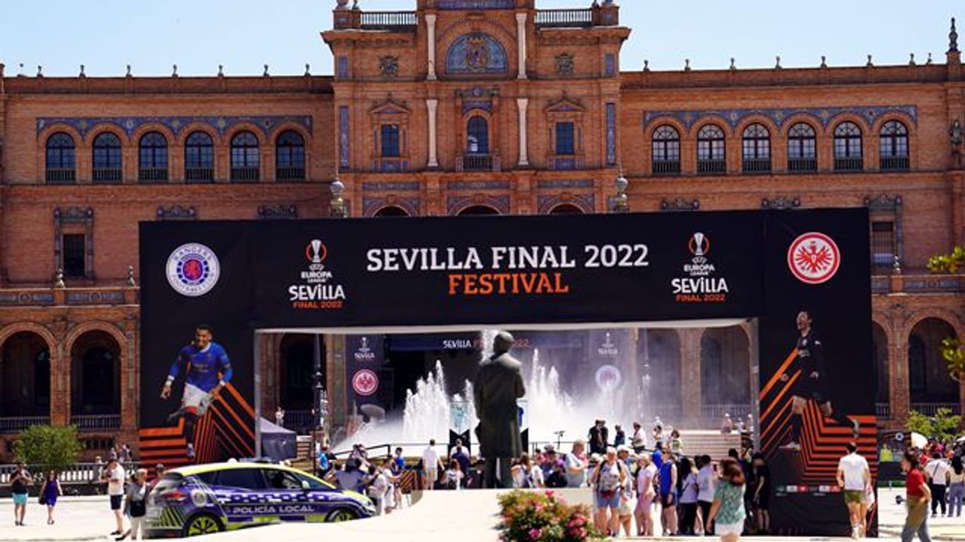 Auf der Plaza de España in Sevilla ist eine Fanzone eingerichtet worden.