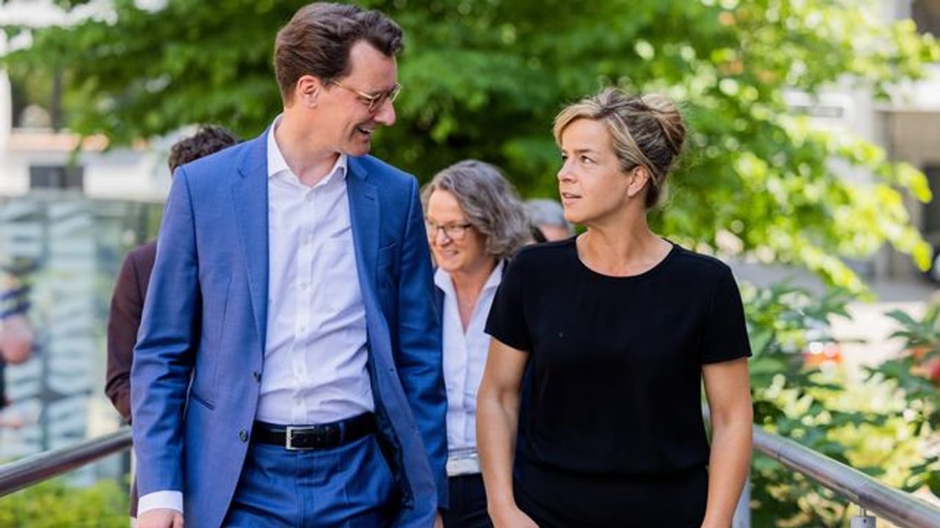 Hendrik Wüst (l, CDU), Ministerpräsident von Nordrhein-Westfalen, und Mona Neubaur, Spitzenkandidatin und Landesvorsitzende (Bündnis 90/Die Grünen), kommen zu ersten Sondierungsgesprächen zusammen.