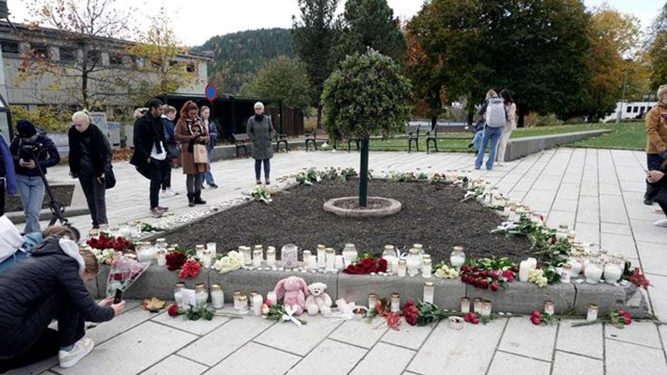 Blumen und Kerzen im Oktober 2021 im norwegischen Kongsberg, nachdem ein Mann mehrere Menschen mit Pfeil und Bogen sowie Messern getötet hatte.