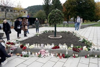Blumen und Kerzen im Oktober 2021 im norwegischen Kongsberg, nachdem ein Mann mehrere Menschen mit Pfeil und Bogen sowie Messern getötet hatte.