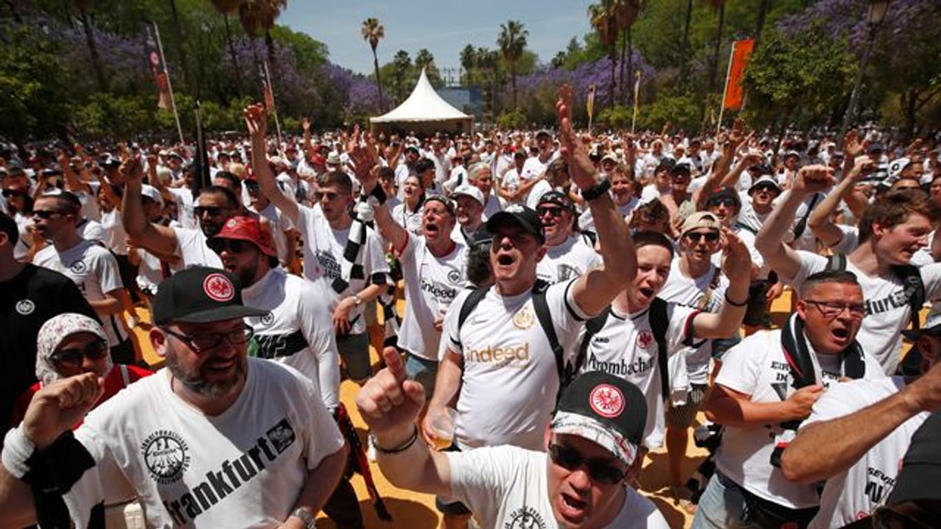Die Eintracht-Fans feiern vor dem Spiel in der Innenstadt von Sevilla.