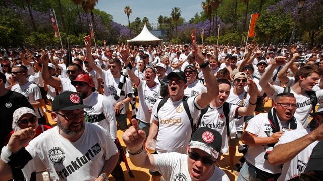 Die Eintracht-Fans feiern vor dem Spiel in der Innenstadt von Sevilla.