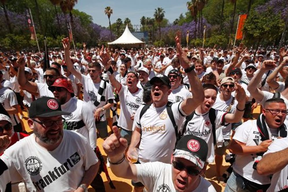 Die Eintracht-Fans feiern vor dem Spiel in der Innenstadt von Sevilla.
