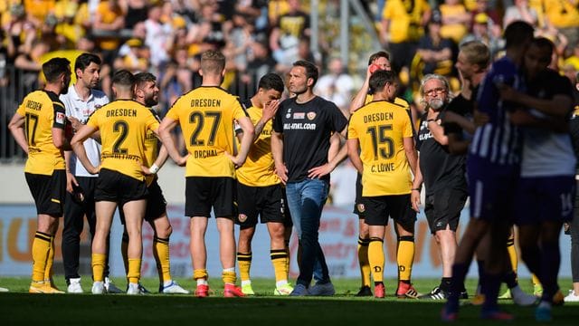 Trainer Guerino Capretti (M) und seine Dresdner fahren vor der Relegation in ein Kurz-Trainingslager.