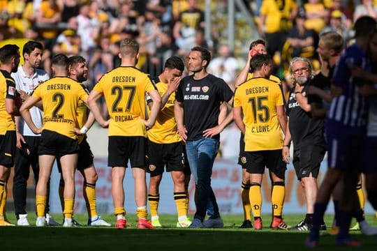 Trainer Guerino Capretti (M) und seine Dresdner fahren vor der Relegation in ein Kurz-Trainingslager.