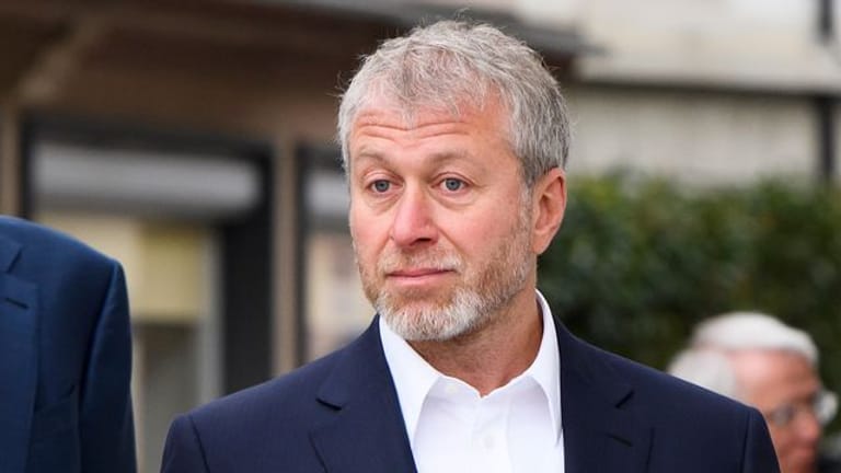 Roman Abramowitsch und die britische Regierung sollen sich auf die Bedingungen für einen Chelsea-Verkauf geeinigt haben.
