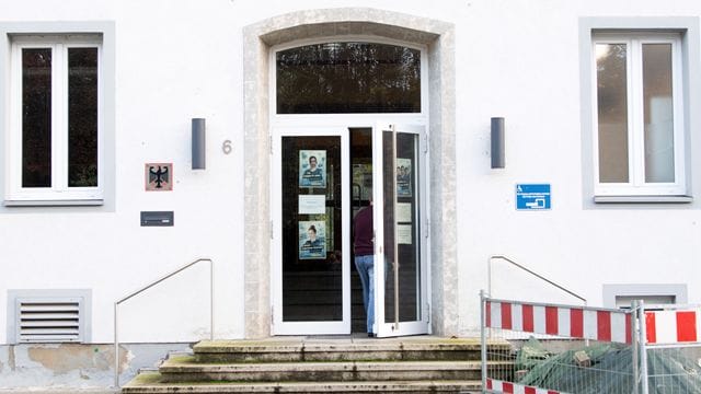 Nach dem spektakulären 6,5-Millionen-Coup im Zollamt Emmerich am Niederrhein haben die Ermittler vier Tatverdächtige verhaftet.