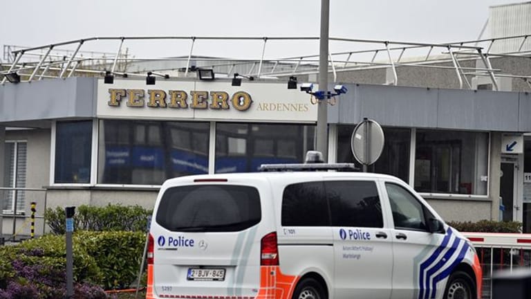 Ein Polizeifahrzeug steht vor der Ferrero-Fabrik.