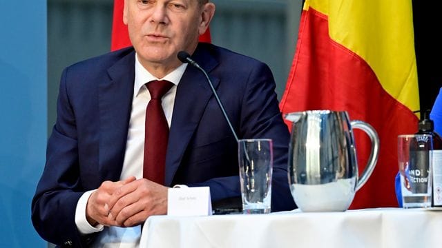 Bundeskanzler Olaf Scholz (SPD) spricht während des Nordsee-Gipfels mit Dänemark, Deutschland, den Niederlanden und Belgien im Hafen von Ejsberg.