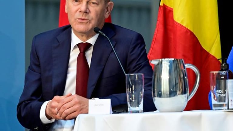 Bundeskanzler Olaf Scholz (SPD) spricht während des Nordsee-Gipfels mit Dänemark, Deutschland, den Niederlanden und Belgien im Hafen von Ejsberg.