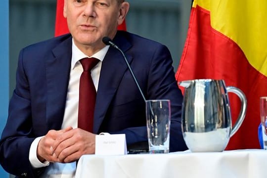 Bundeskanzler Olaf Scholz (SPD) spricht während des Nordsee-Gipfels mit Dänemark, Deutschland, den Niederlanden und Belgien im Hafen von Ejsberg.