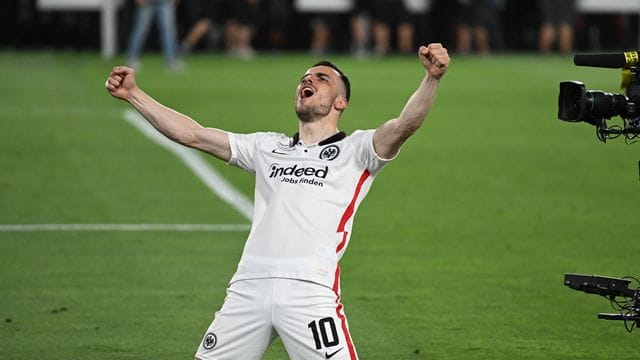 Frankfurts Filip Kostic jubelt nach dem Europa-League-Sieg.