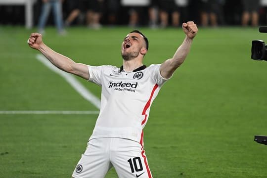 Frankfurts Filip Kostic jubelt nach dem Europa-League-Sieg.