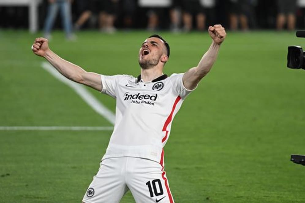 Frankfurts Filip Kostic jubelt nach dem Europa-League-Sieg.