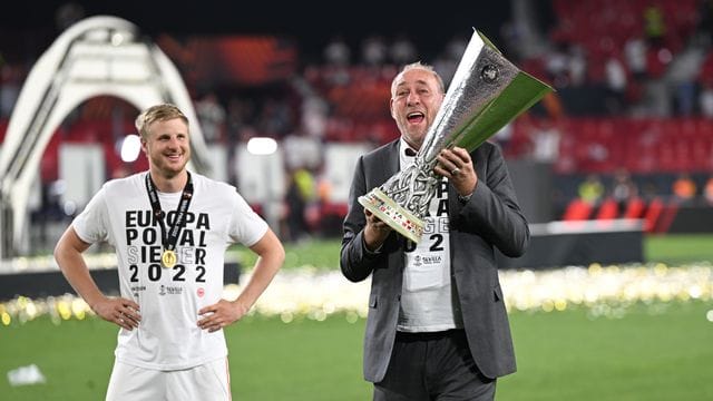 Eintracht-Präsident Peter Fischer mit der Europa-League-Trophäe.