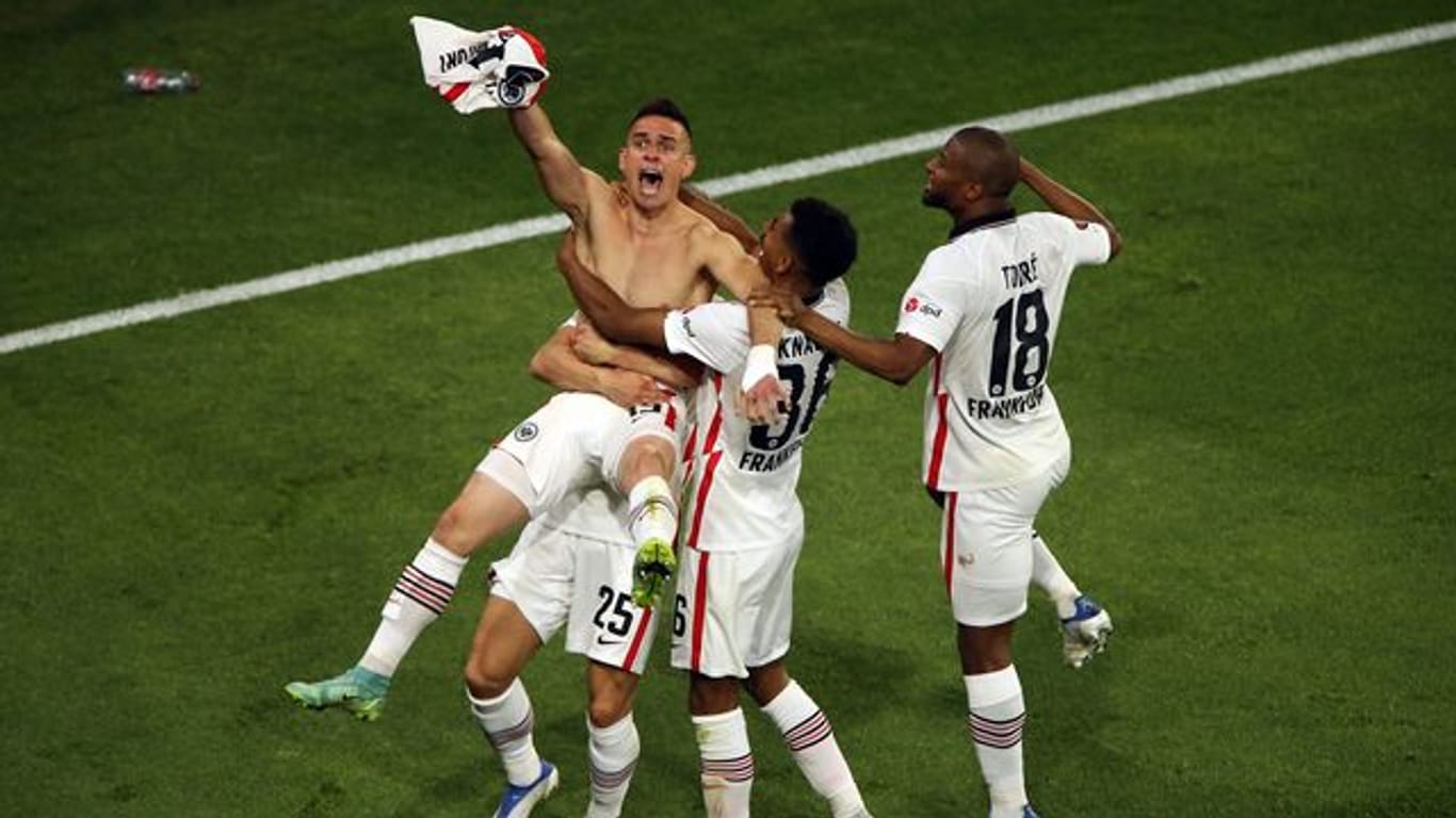 Eintrachts Santos Borre feiert den Siegtreffer.