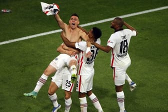 Eintrachts Santos Borre feiert den Siegtreffer.