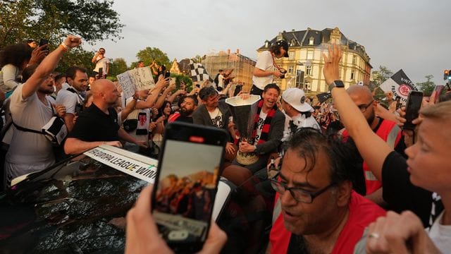 Frankfurt-Coach Oliver Glasner (M) auf dem Weg zum Frankfurter Römer.