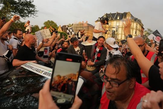 Frankfurt-Coach Oliver Glasner (M) auf dem Weg zum Frankfurter Römer.