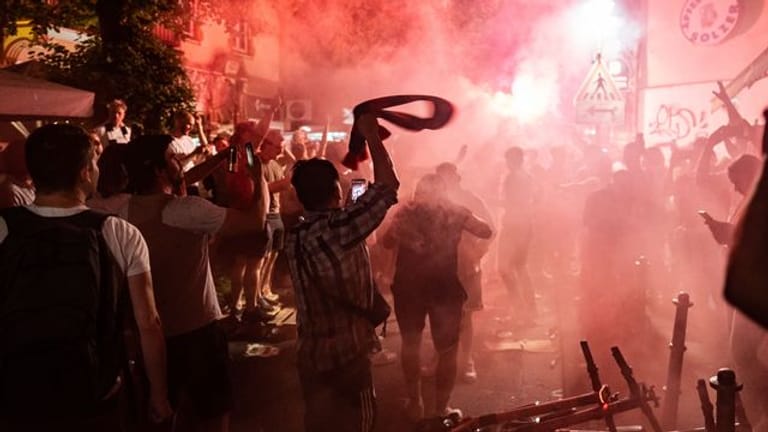 Fans von Eintracht Frankfurt feiern mit Rauchbomben und Bengalos: Vereinzelt kam es zu Ausschreitungen.