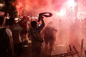 Fans von Eintracht Frankfurt feiern mit Rauchbomben und Bengalos: Vereinzelt kam es zu Ausschreitungen.