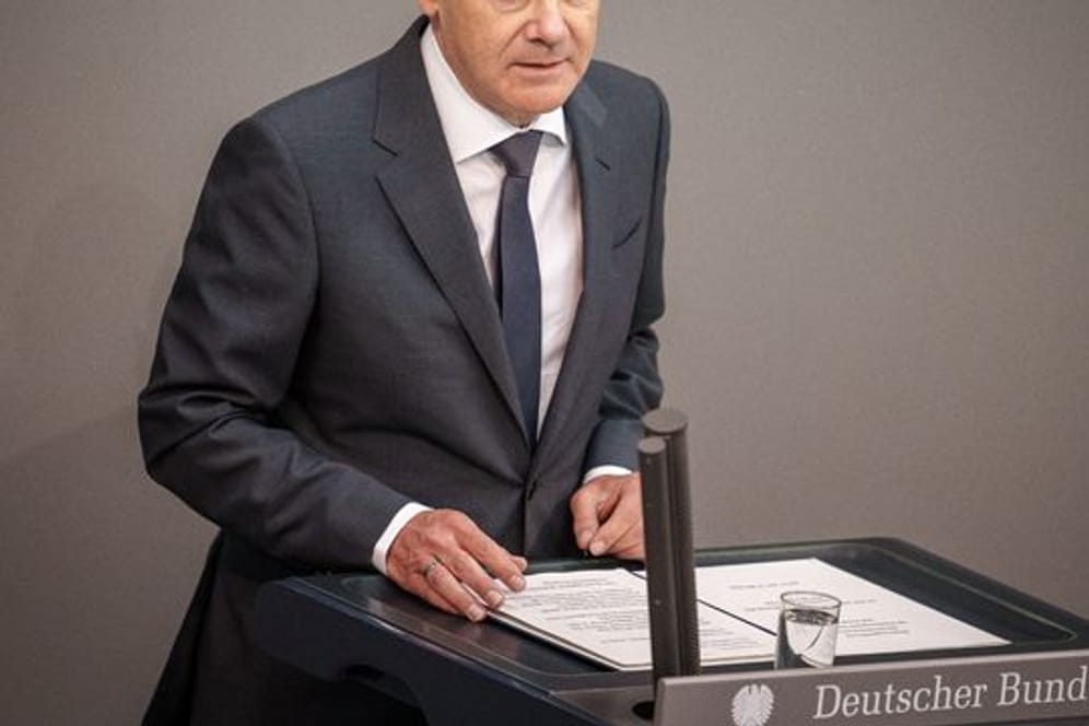 Bundeskanzler Olaf Scholz gibt im Bundestag eine Regierungserklärung ab.