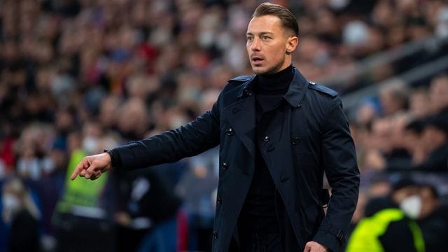 Salzburgs Trainer Matthias Jaissle verfolgt ein Spiel seiner Mannschaft am Spielfeldrand. Salzburgs Trainer Matthias Jaissle verfolgt ein Spiel seiner Mannschaft am Spielfeldrand.