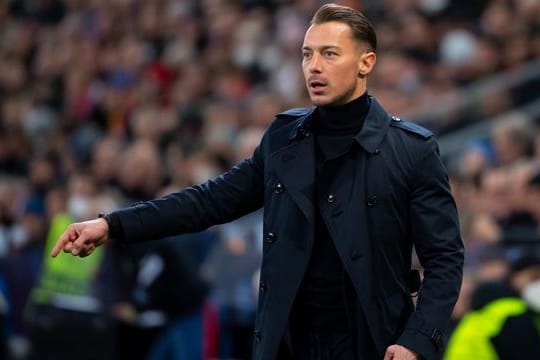 Salzburgs Trainer Matthias Jaissle verfolgt ein Spiel seiner Mannschaft am Spielfeldrand.