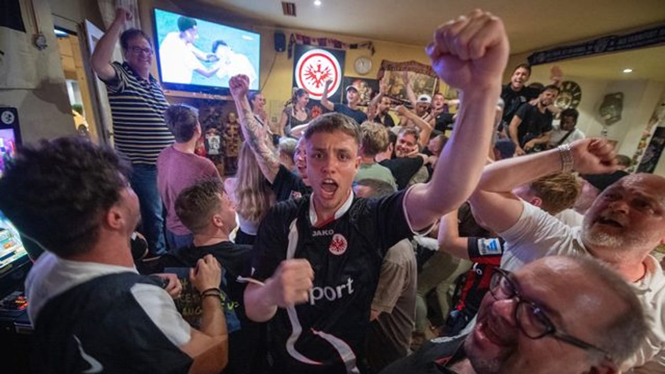 Fans von Eintracht Frankfurt feiern den Sieg ihres Teams im Europaleague-Finale in einer Kneipe.