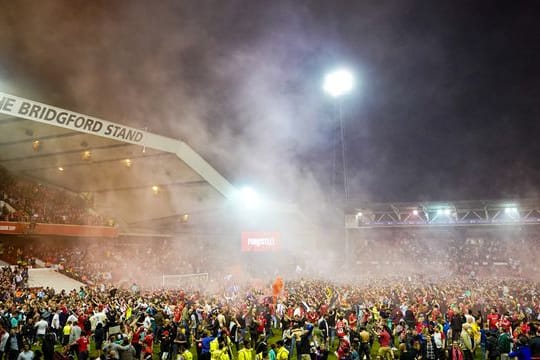 Die Fans von Nottingham Forest feiern auf dem Spielfeld, nachdem ihr Team das Playoff-Finale erreicht hat.