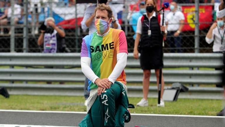Aston-Martin-Pilot Sebastian Vettel kniet vor einem Rennen zur Unterstützung der Black-Lives-Matter-Bewegung nieder und trägt ein T-Shirt in Regenbogenfarben.