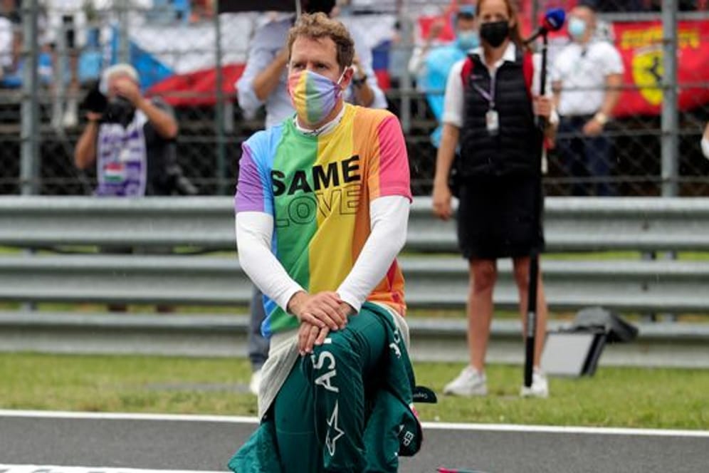 Aston-Martin-Pilot Sebastian Vettel kniet vor einem Rennen zur Unterstützung der Black-Lives-Matter-Bewegung nieder und trägt ein T-Shirt in Regenbogenfarben.